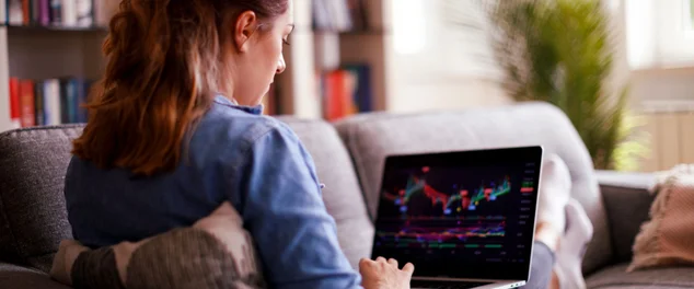 mulher vendo tela do computador na bolsa de valores