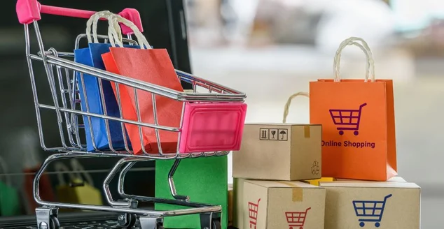 Caixas, bolsas, carrinho de compras em um teclado de computador portátil