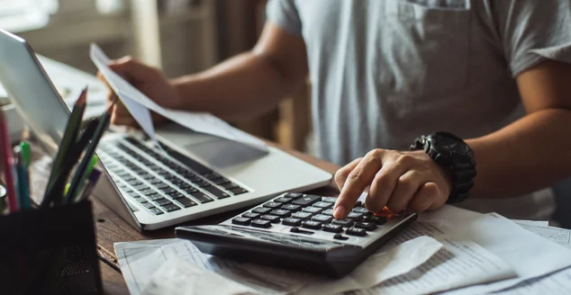 Homens é calcular o custo do projeto de lei. Ela está pressionando a calculadora.