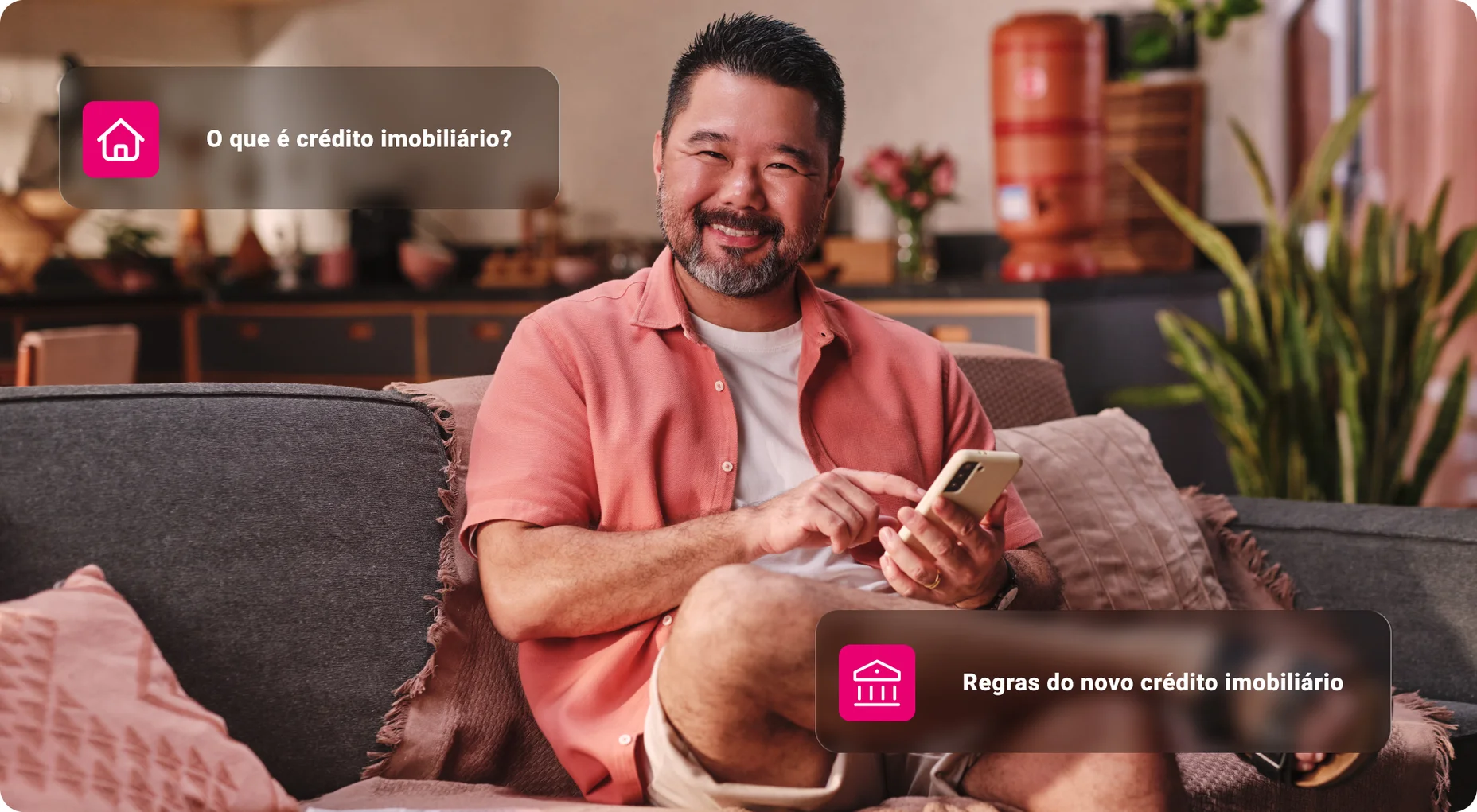 Homem sênior feliz em seu sofá na casa nova