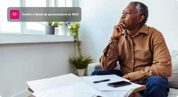 Empresário maduro olhando pela janela