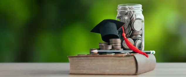 Uma bolsa de estudos que cresce com o sucesso. Ideias para propinas universitárias e universitárias para educação, investimento e bolsa de estudos sobre fundo verde da natureza