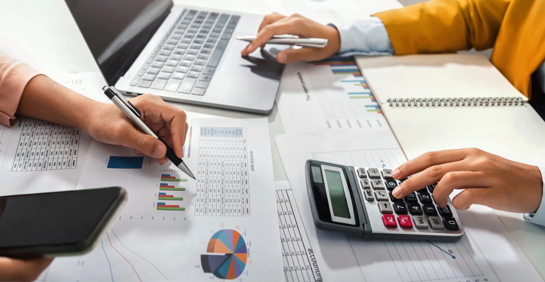 Close-up manual contador segurando caneta apontando em gráfico de papelada para equipe de reunião na sala de escritório. finanças conceituais e contabilidade