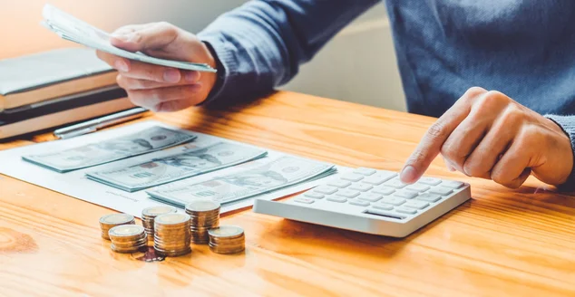 Poupando dinheiro conceito Homem mão colocando linha e moeda Escrever Finanças conceito de dinheiro Homem mão colocando linha e moeda Write Finance