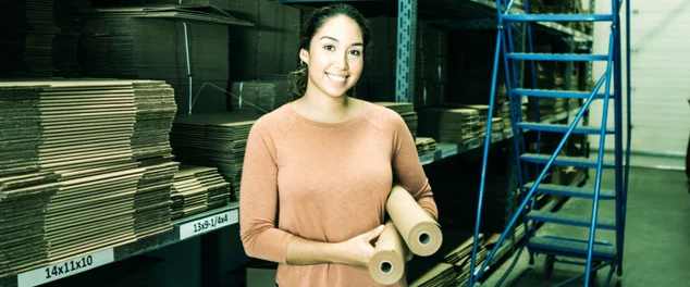 mulher com dois rolos de papel na mão
