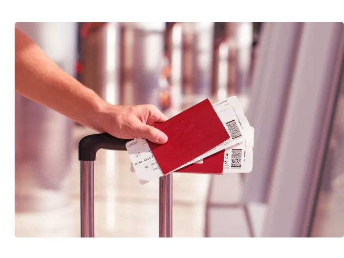 Detalhe de passaporte e cartão de embarque no aeroporto, ambiente interno