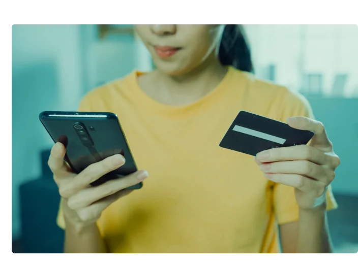 mulher com cartão de credito na mão