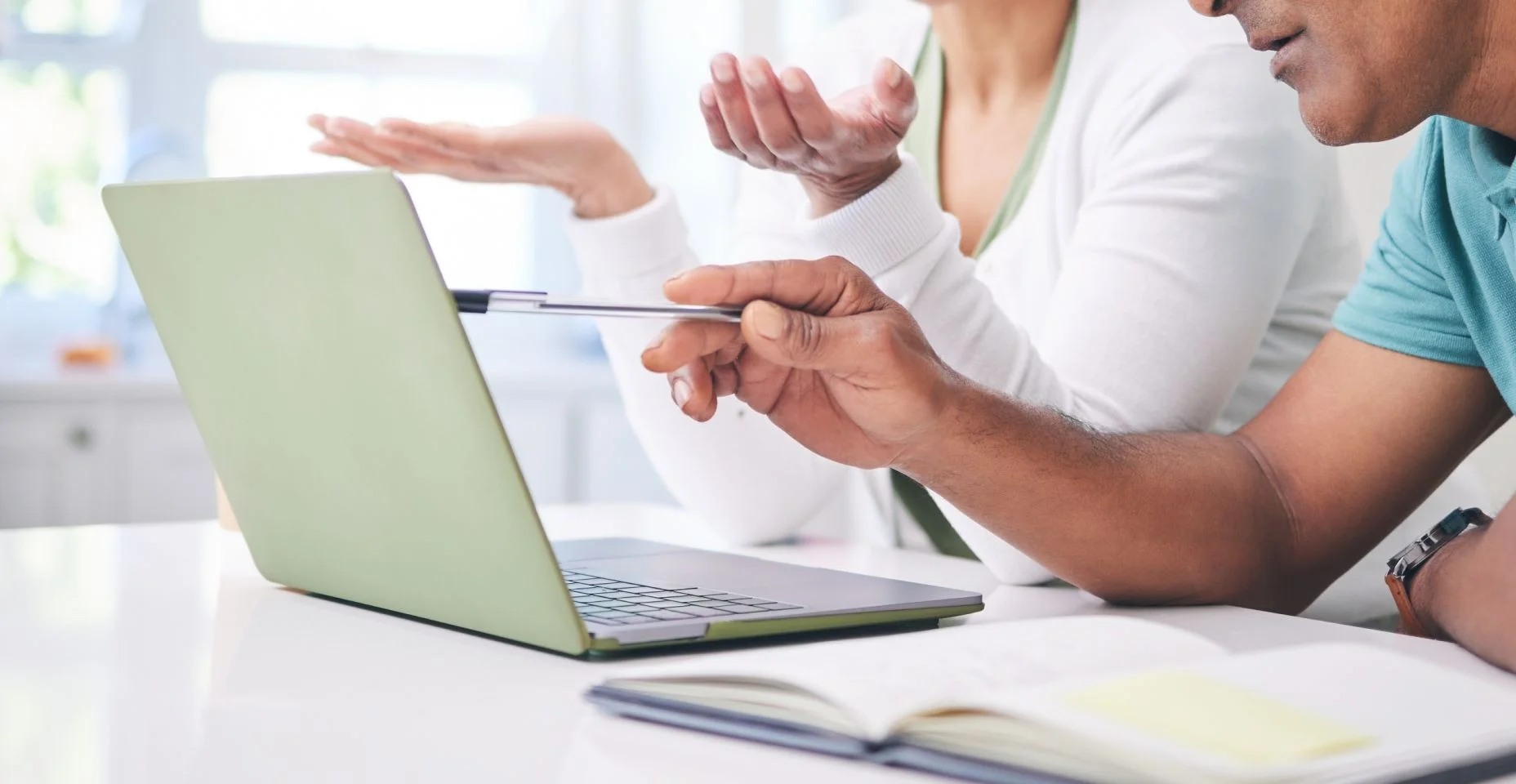 Casal maturo, casa e planejamento com laptop, notebook e internet para contas, impostos ou orçamento. Homem e mulher conversando sobre pesquisa on-line, solução de dívidas ou informações de sites de seguros sobre tecnologia