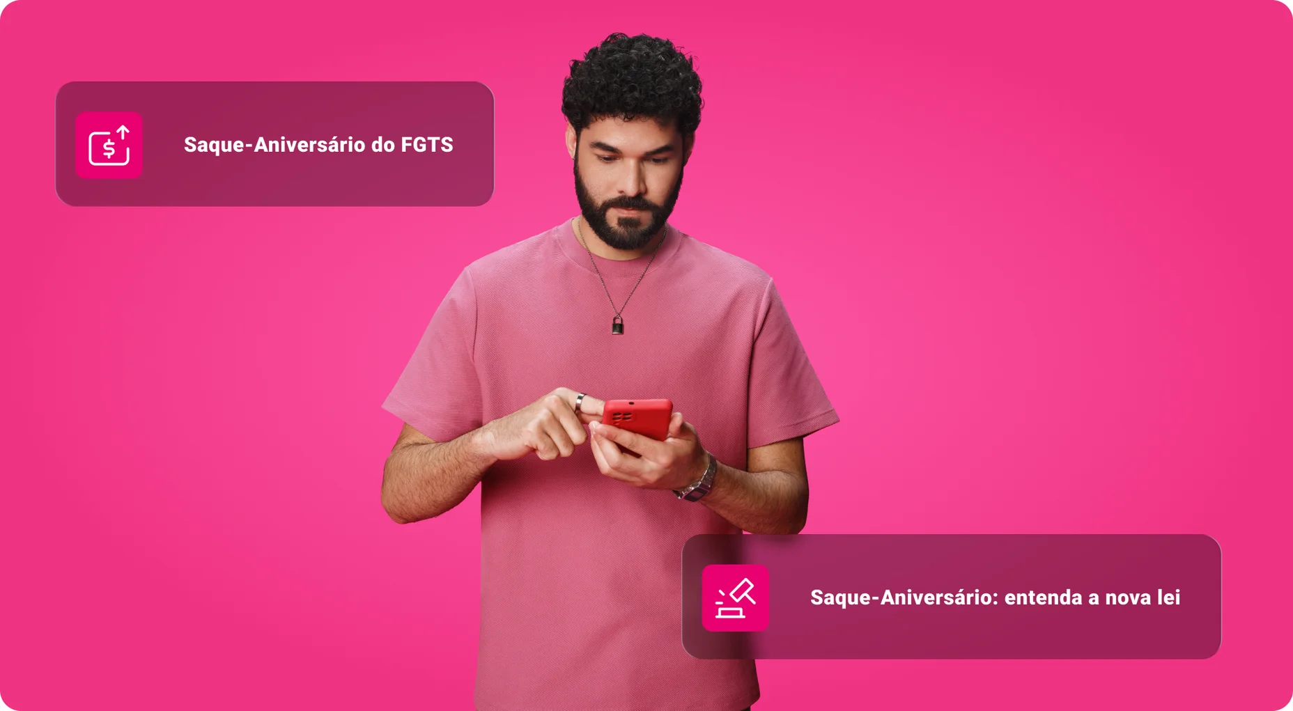 Homem de barba mexendo no celular vendo seu score