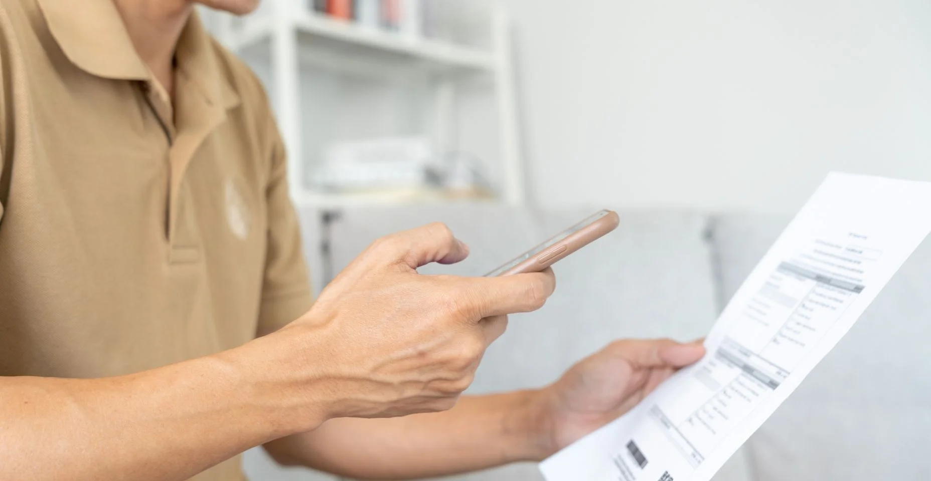 Homem usar telefone para digitalizar códigos de barras ou códigos QR para pagar a fatura do cartão de crédito depois de receber a fatura do documento on-line. pagamento, receber, pagar eletricidade, pagamentos digitais sem dinheiro, tecnologia, digital