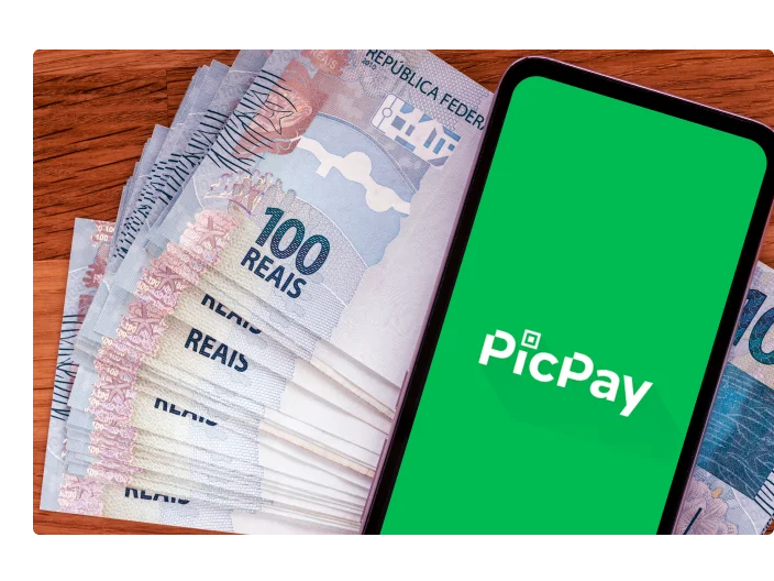 Telefone com o logo do picpay e moeda brasileira, Reais