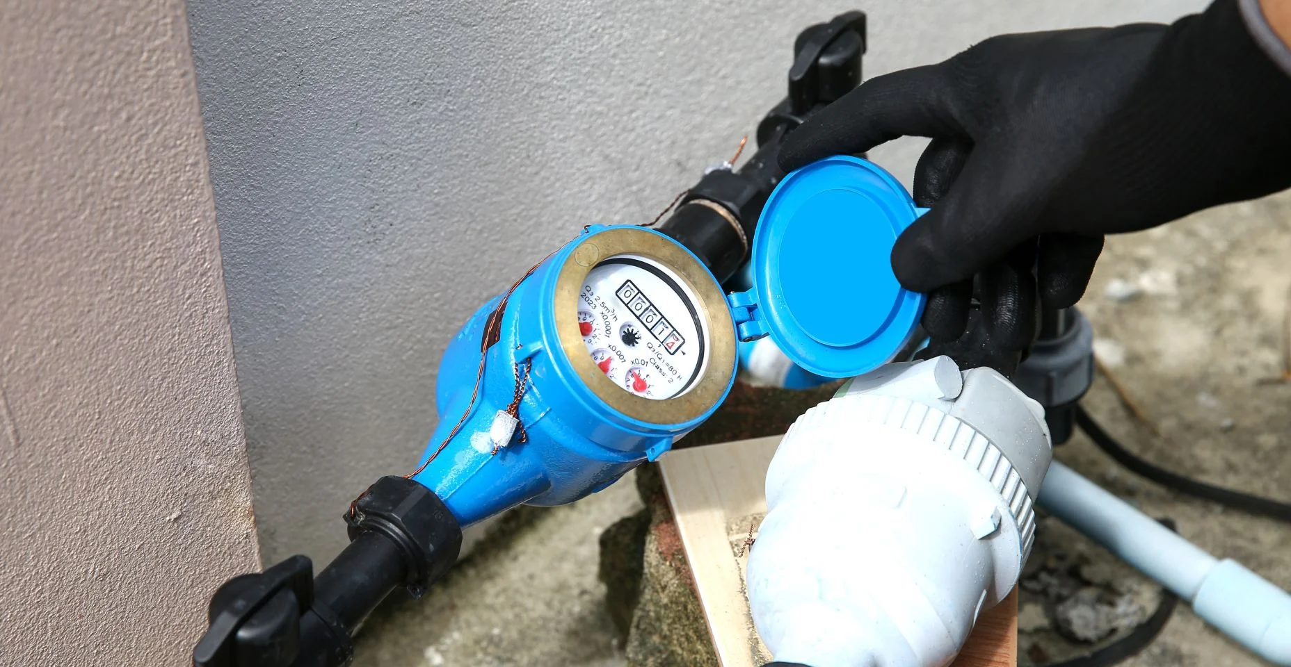 Técnico de encanador verifica a válvula do medidor de água da casa para pagamento de contas ou manutenção de serviço, conserta vazamento de queda do tanque de água da tubulação.
