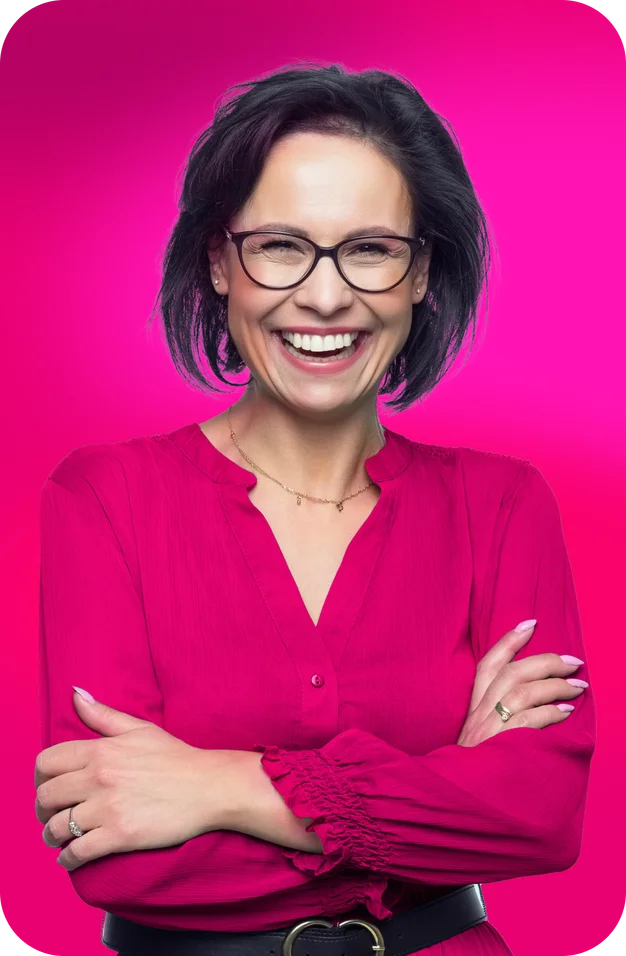 Mulher negra fazendo sinal de Paz com os dedos. com imagem dos correios e Serasa ao fundo