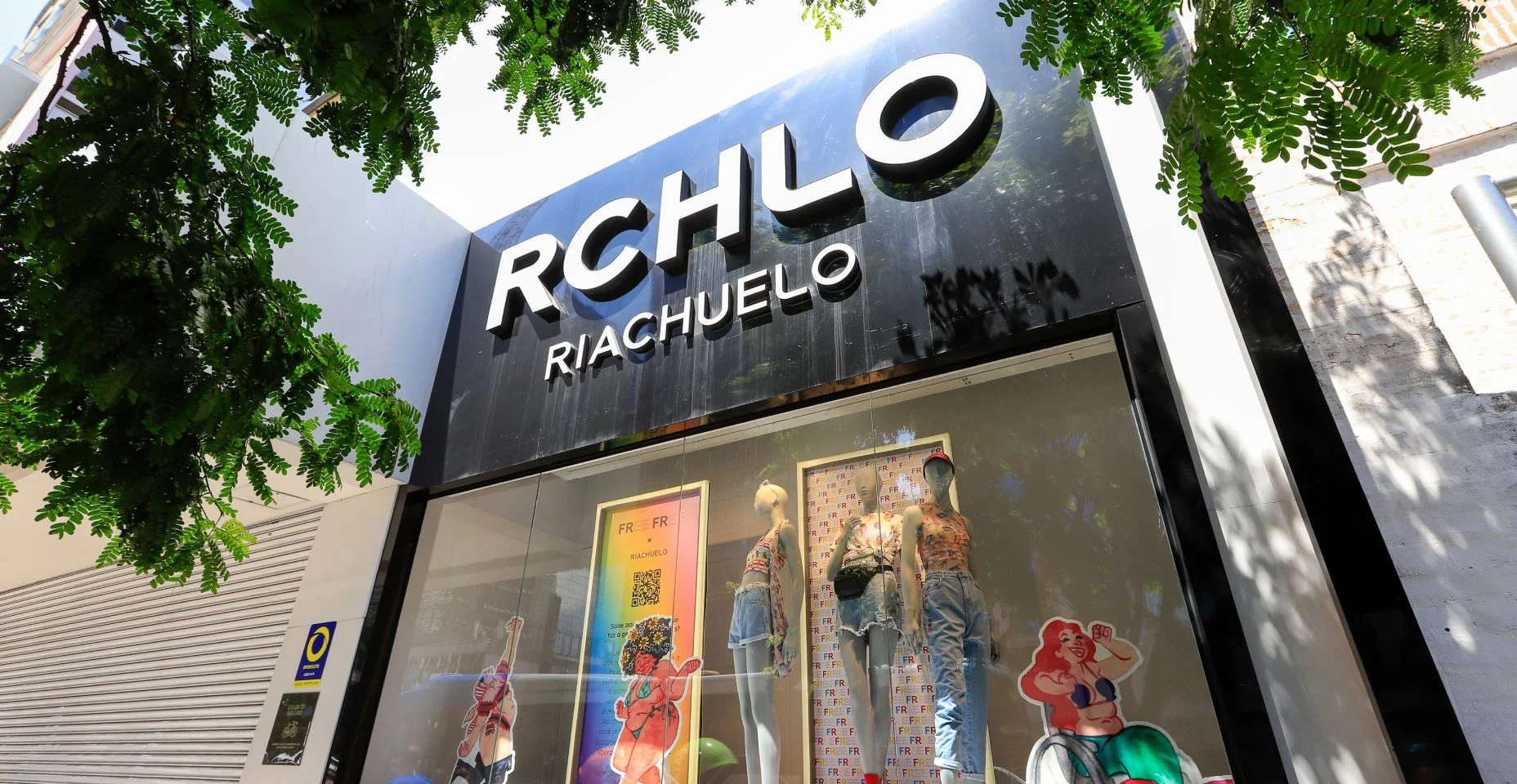 Close do lettering e logotipo da loja Riachuelo