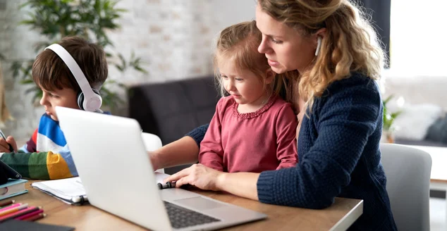 Mão no notebook com seus filhos