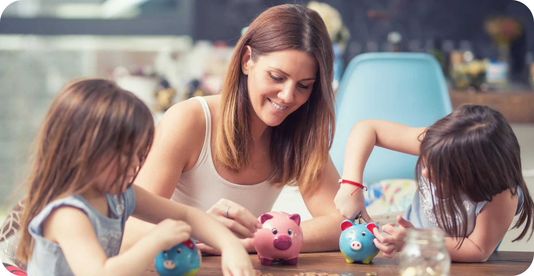 Família feliz, mãe, filha, economizar dinheiro, cofrinho, poupança futura de investimentos