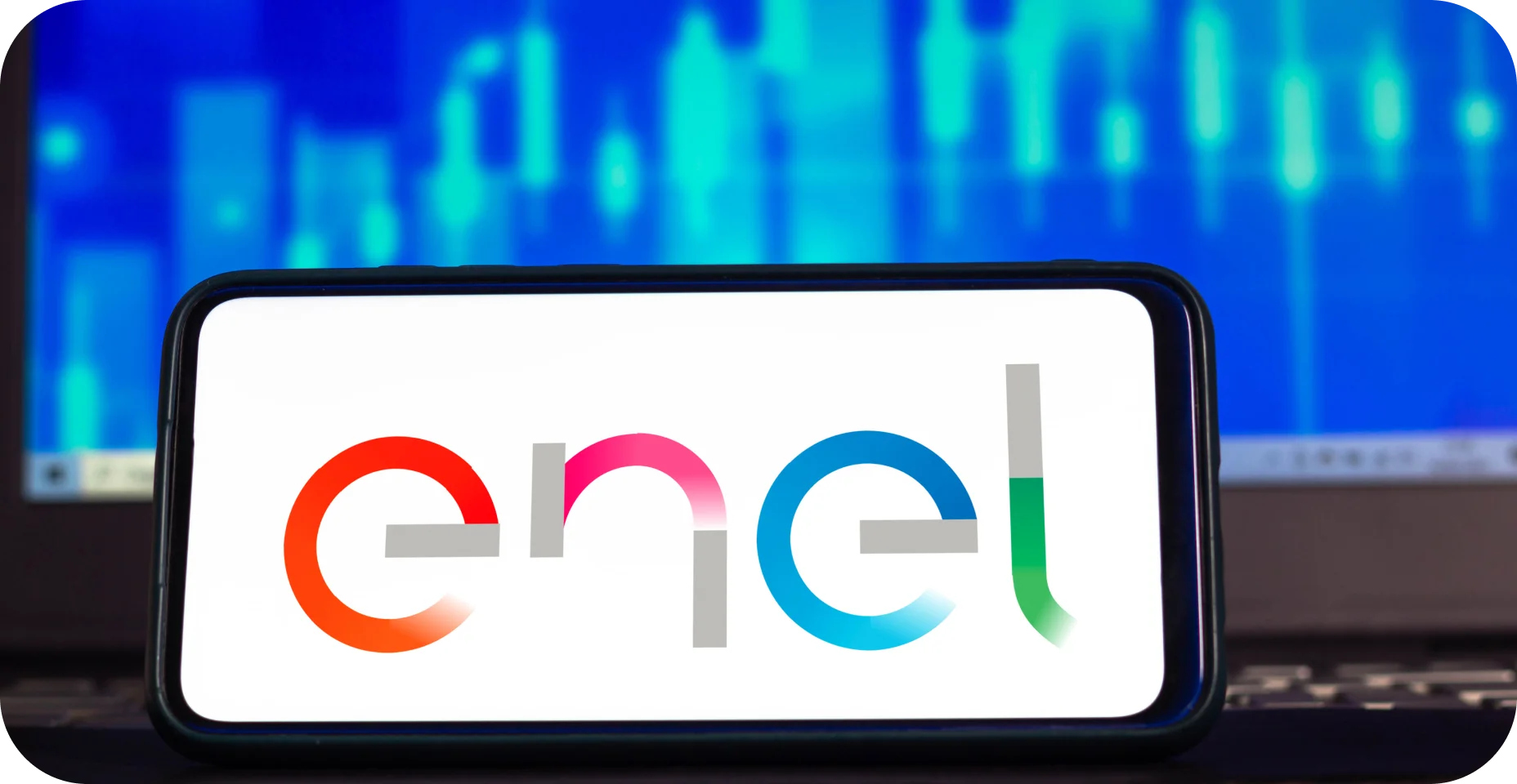 Celular com logo do enel