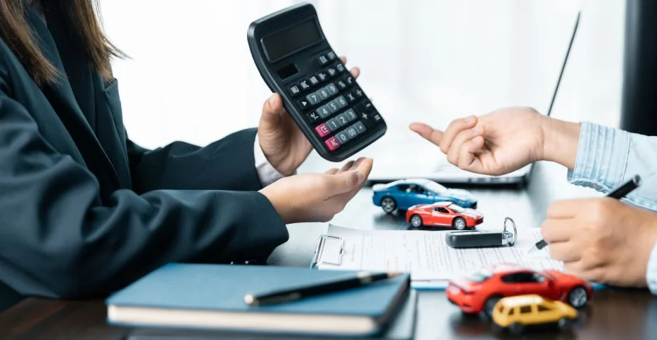 Closeup asian mulheres pessoas vendedor de carros ou gerente de vendas se oferece para vender um carro e explica e lê os termos de assinar um contrato de carro e seguro.