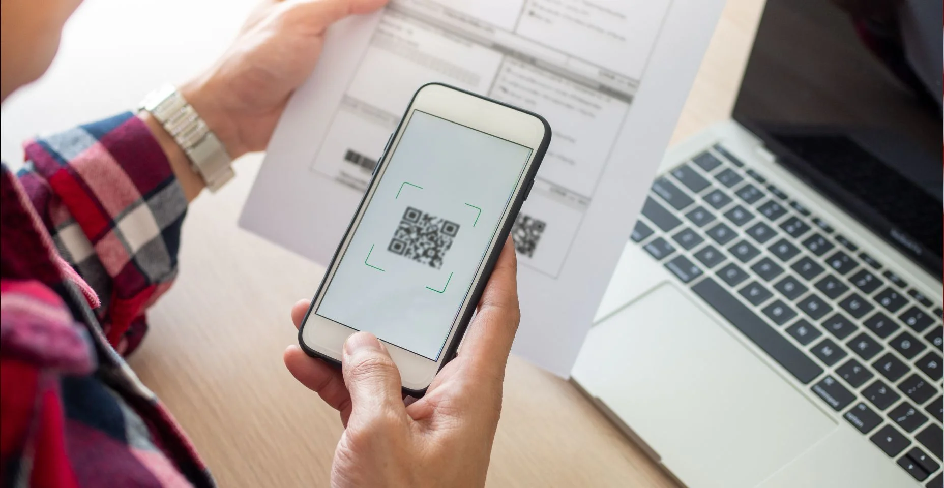 usando um celular para escanear o código QR da conta pelo aplicativo.