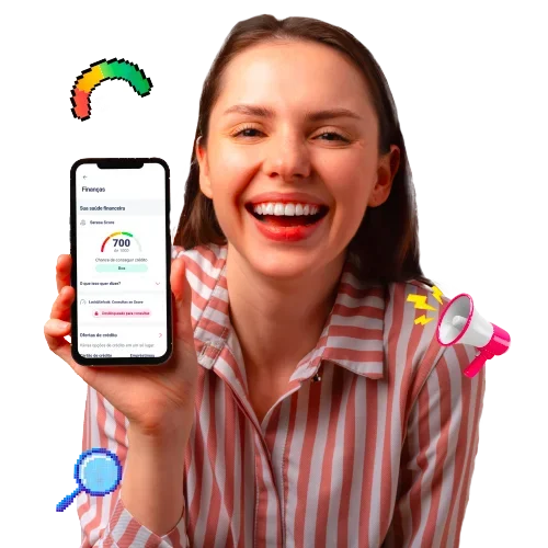 Mulher sorrindo e mostrando seu score Serasa na tela do celular