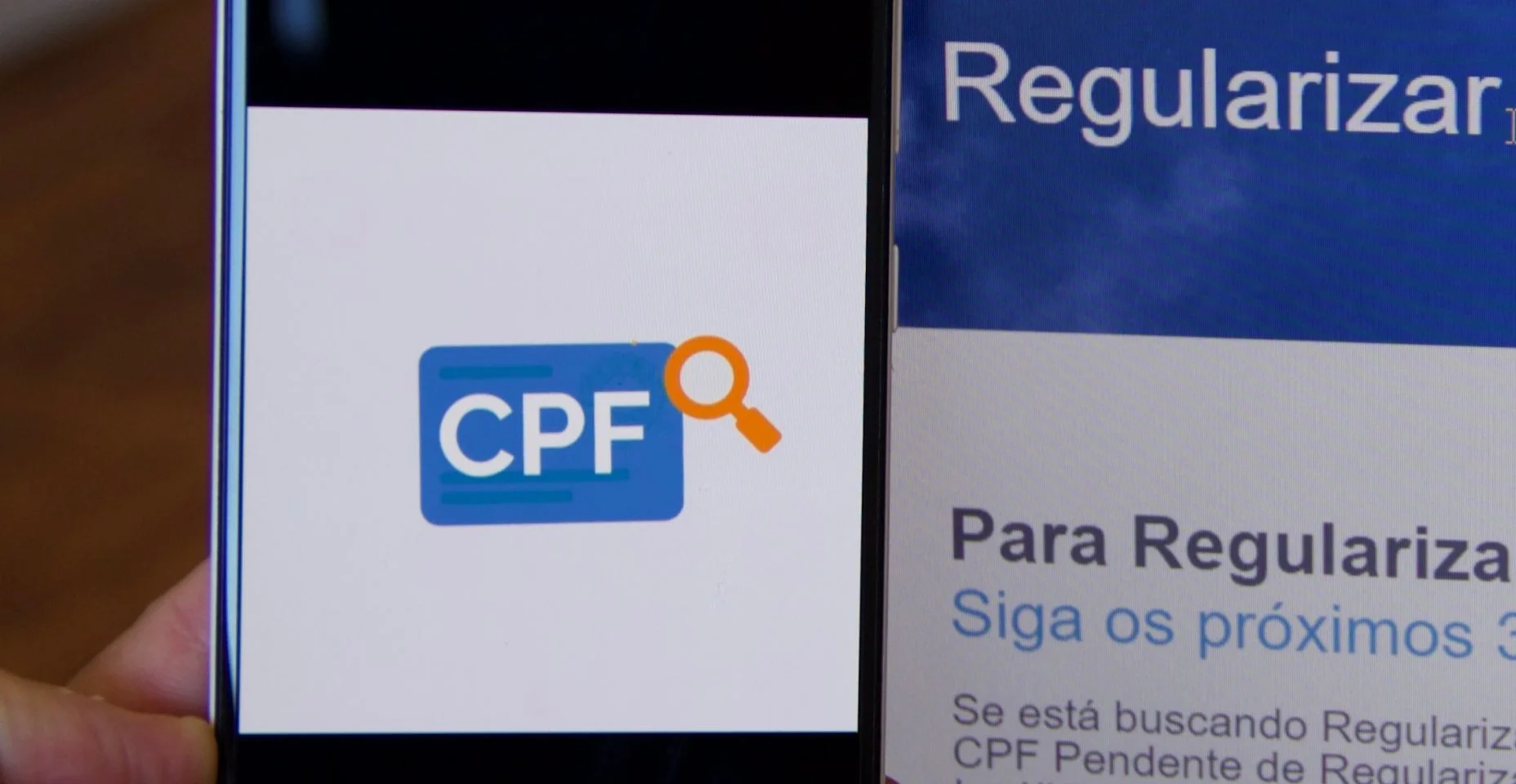 Homem mexendo em seu celular e no seu notebook para tentar limpar as consultas em seu cpf