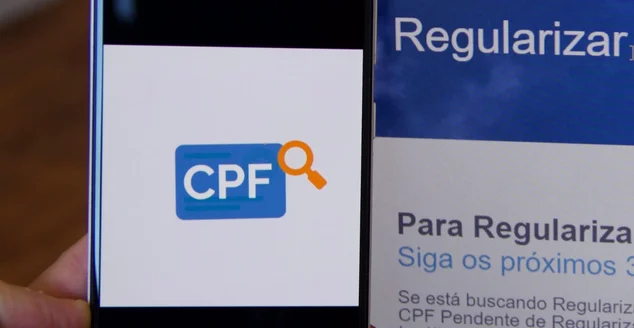 Homem mexendo em seu celular e no seu notebook para tentar limpar as consultas em seu cpf