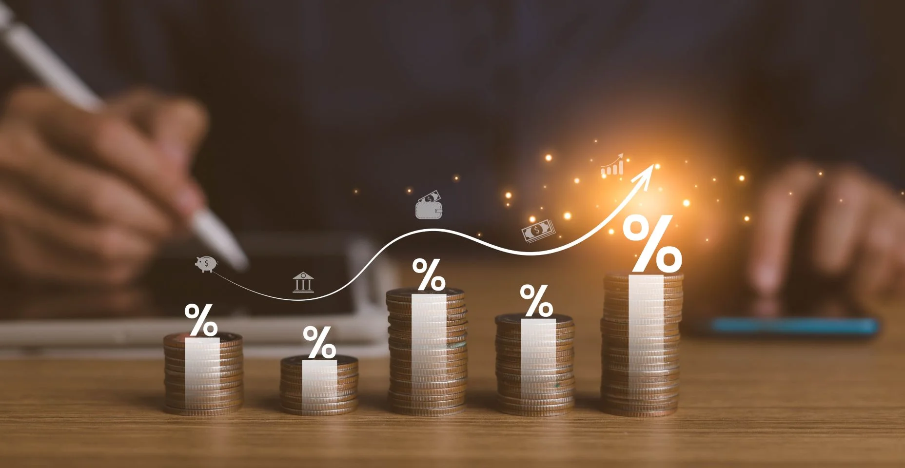 Taxas de juros e dividendos, retornos de investimento, renda, aposentadoria Fundo de remuneração, investimento, imposto sobre dividendos. pilha de moedas e símbolo de porcentagem de direção ascendente. poupar dinheiro para investimento