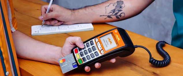 passndo cartão na maquininha e utilizando o crediário