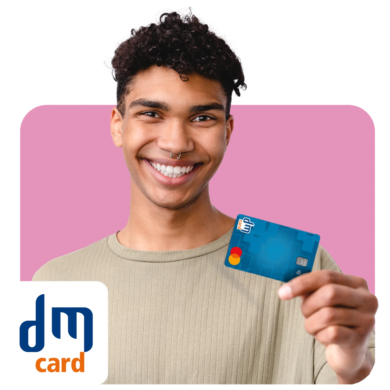 Homem sorrindo segurando cartão DMcard