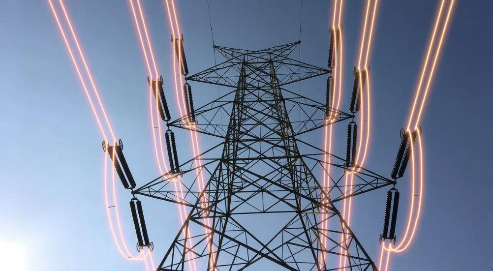 Torres de transmissão de eletricidade com fios brilhantes