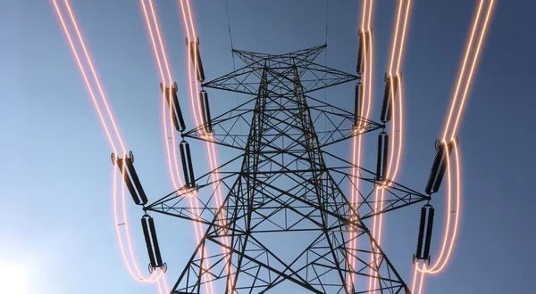 Torres de transmissão de eletricidade com fios brilhantes