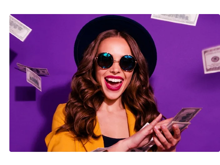 Mulher sorrindo com óculos e chapéu jogando dinheiro.