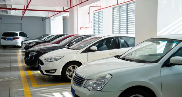 Estacionamento cheio de carros