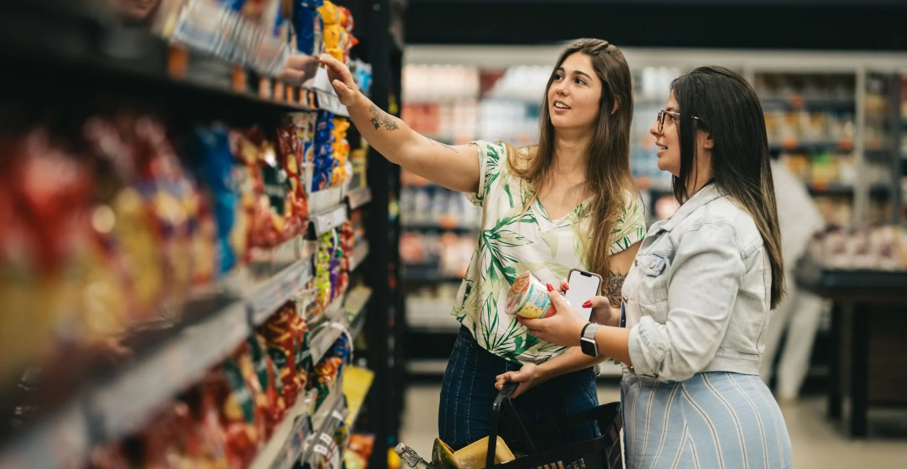 Duas amigas fazendo compras no supermercado