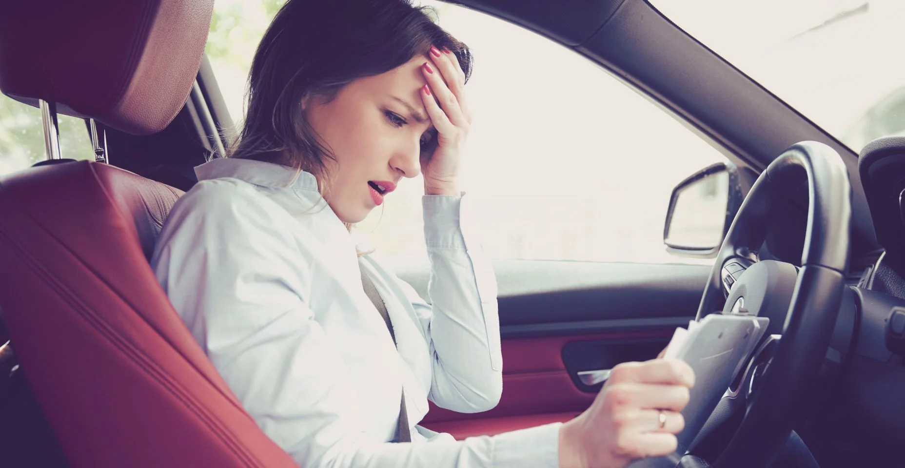 Motorista desesperada e estressada com documentos sentados dentro de seu carro