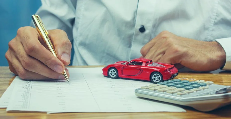 homem assinando contrato de empréstimo de carro