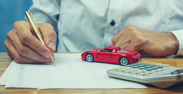 homem assinando contrato de empréstimo de carro