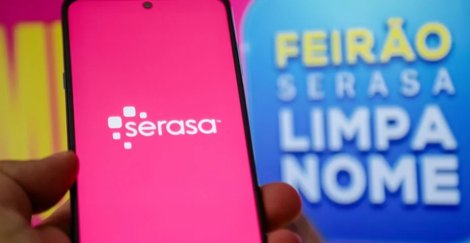 Aplicativo serasa na tela do celular na mão de uma pessoa.