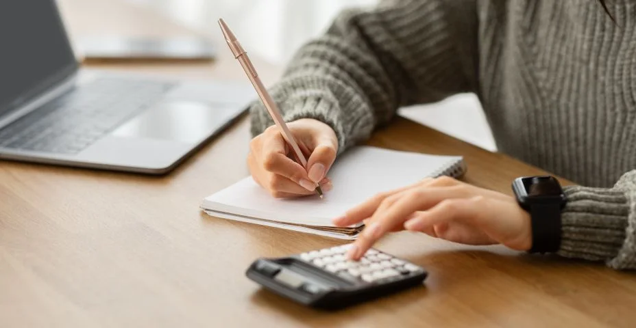 Gerente de conta de mulher cropped trabalhando no escritório