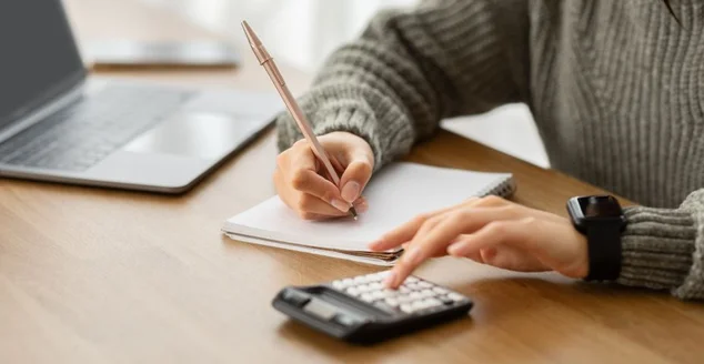 Gerente de conta de mulher cropped trabalhando no escritório