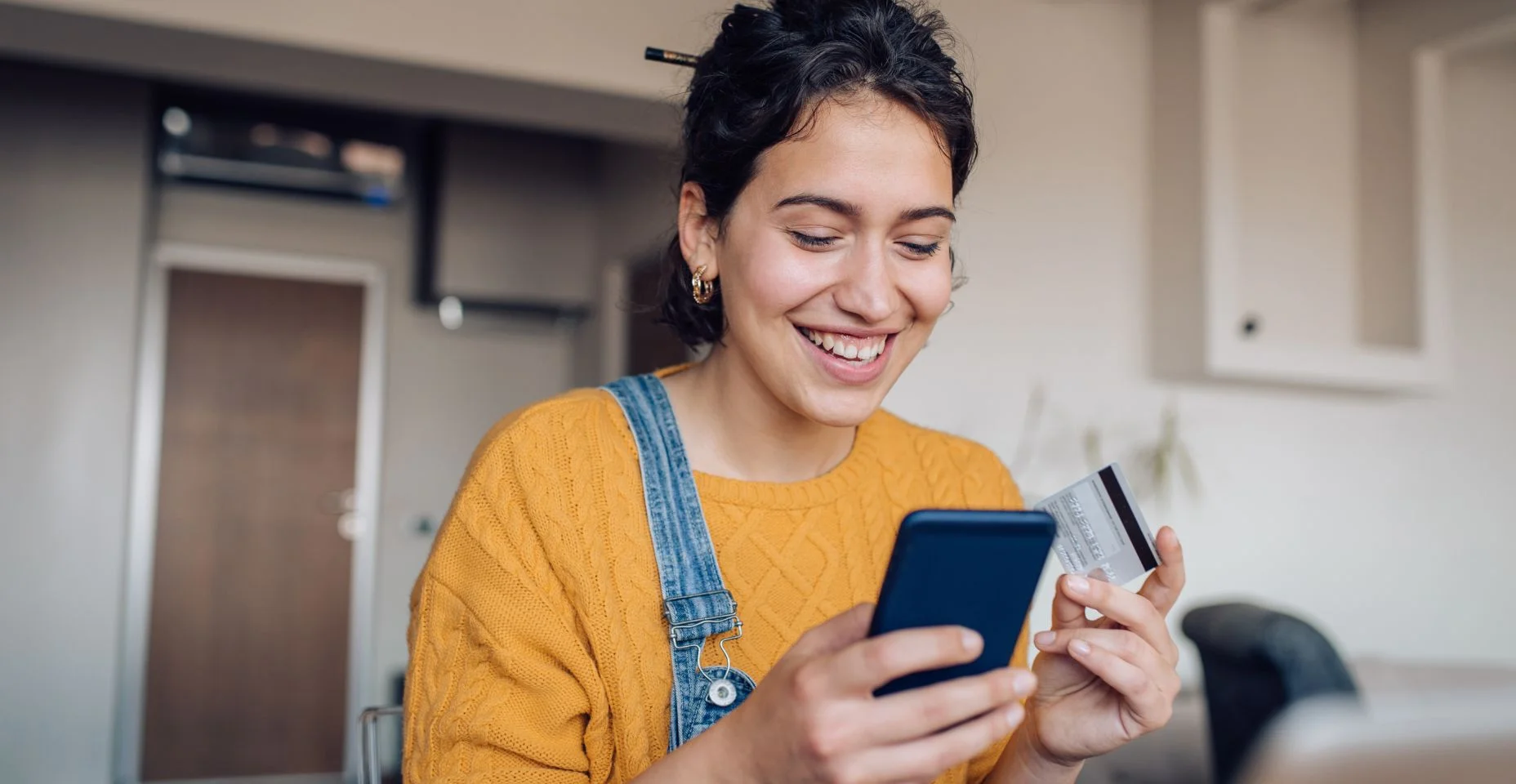 Jovem mulher fazendo compras online