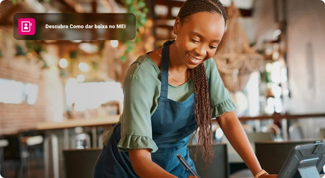 Dona de empresa, restaurante ou mulher negra escrevendo papelada como barista, empresária ou garçonete. Café, escrituração contábil ou gerente africano feliz com diário de caderno de contabilidade para agenda de cafeteria