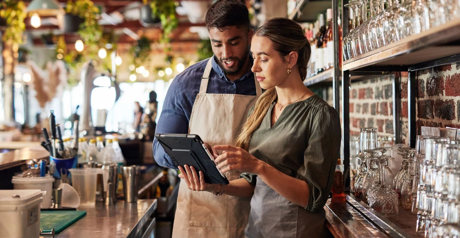 Tablet, barman ou pessoas de pequenas empresas para comunicação, networking ou verificação de pedidos on-line. Pesquisa, planejamento de inicialização ou trabalho em equipe para lista de verificação de inventário, gerenciamento de estoque ou revis