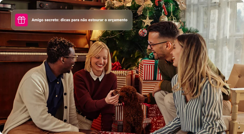 Quatro amigos sorridentes embrulhando presentes de Natal