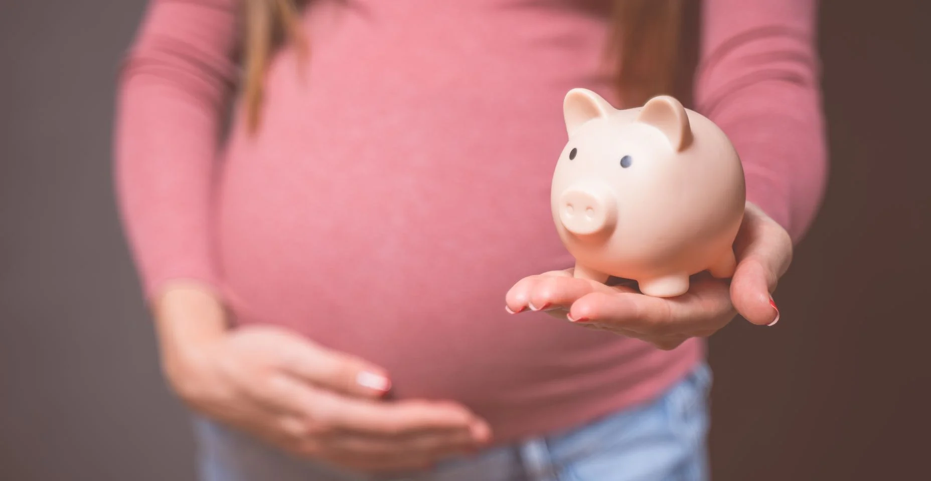 Mulher grávida com cofrinho, economizando dinheiro para seu bebê recém-nascido. Economia de dinheiro, doação, poupança, gravidez, finanças, investimento, fundo e conceito de seguro de vida