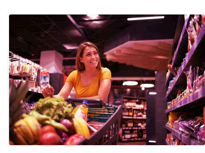 Mulher no supermercado fazendo compras com seu ticket-alimentação