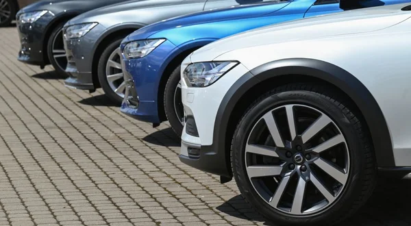 Carros grandes num estacionamento