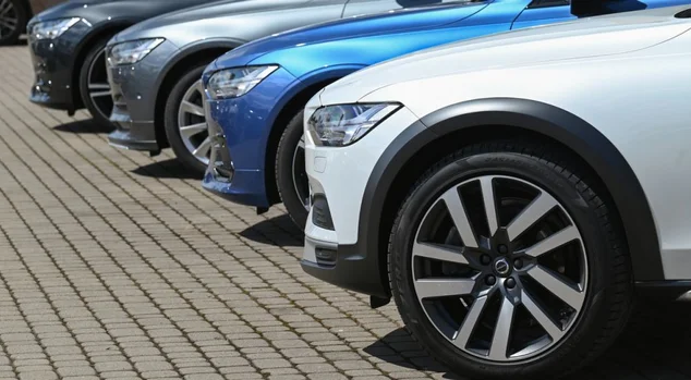 Carros grandes num estacionamento