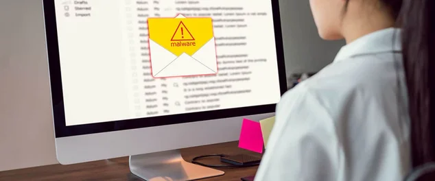 Mulher recebendo um malware no computador ilustrando sobre nullmixer, o novo virús de roubo de senhas