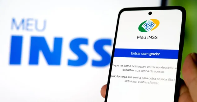 Aplicativo INSS do governo para aposentados no Brasil, na tela de um celular e fundo desfocado.